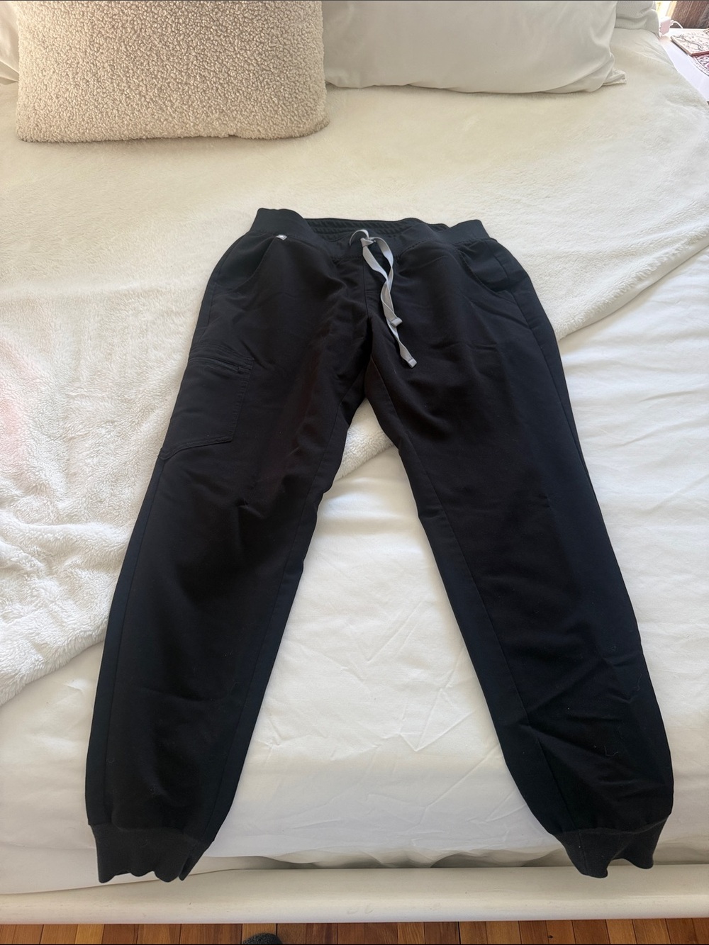 Black Zamora figs scrub pants M
